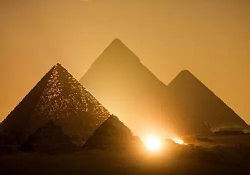 برای یک عروسی لاکچری اهرام مصر را قرق کردند!