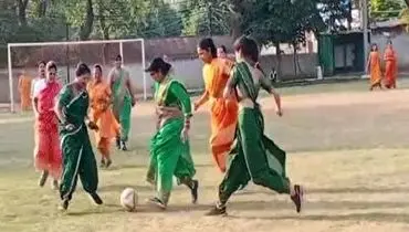 ویدئویی جالب از فوتبال زنان هندی با ساری در یک زمین خاکی