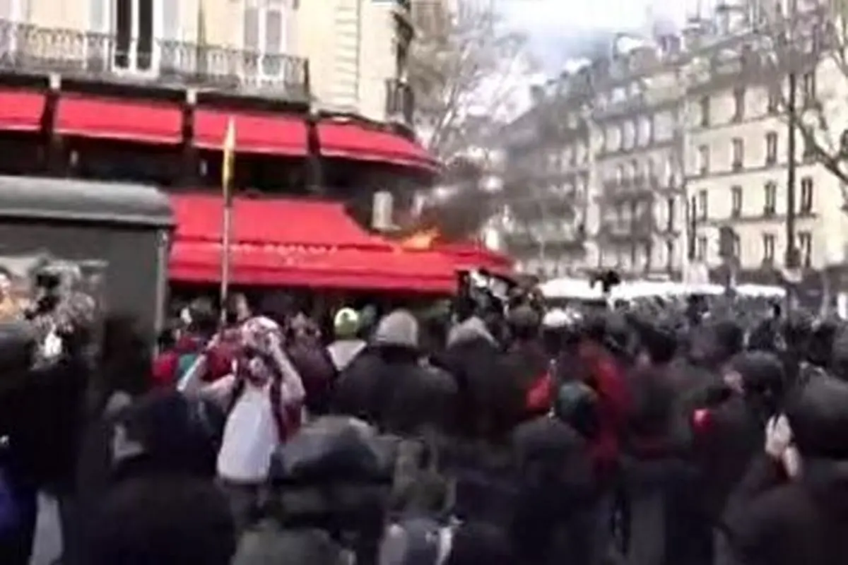 به آتش کشیدن رستوران مورد علاقه مکرون در پاریس+ فیلم