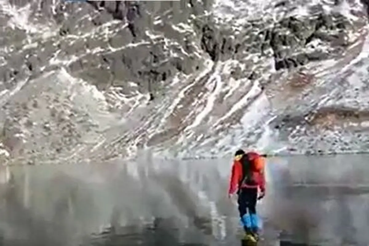 قدم زدن روی ‏دریاچه یخ زده شفاف و فوق العاده زیبا + فیلم