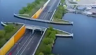 ‏خیابانی که به صورت زیرگذر وسط آب‌ها احداث شده است+ فیلم
