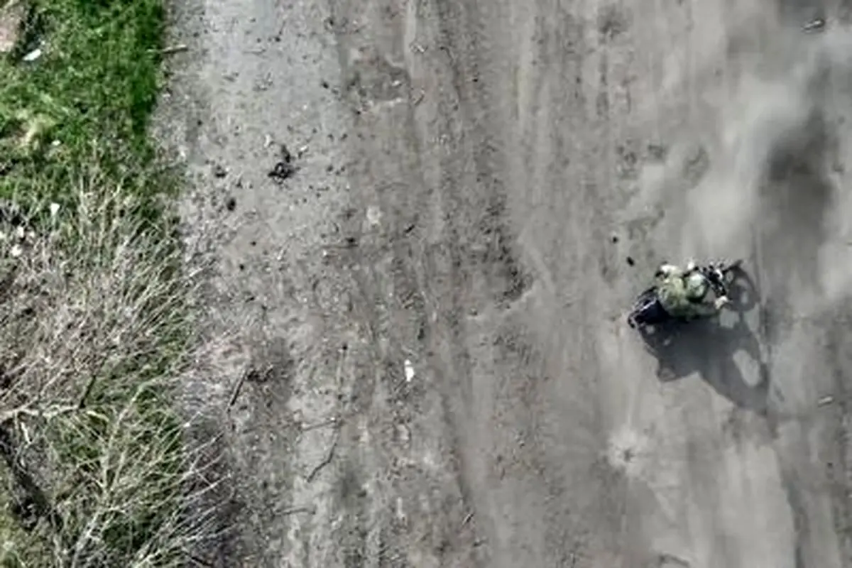لحظه هدف قرارگرفتن موتورسوار روس از آسمان+ فیلم