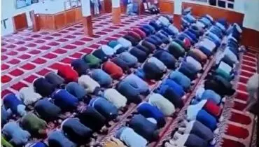 حمله وحشیانه نمازگزار به امام جماعت هنگام نماز صبح +فیلم