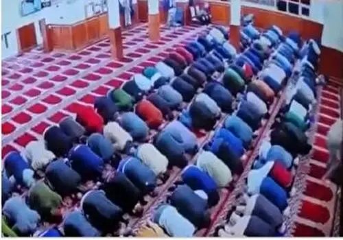 استفاده از موبایل وسط نماز توسط امام جماعت!+ فیلم