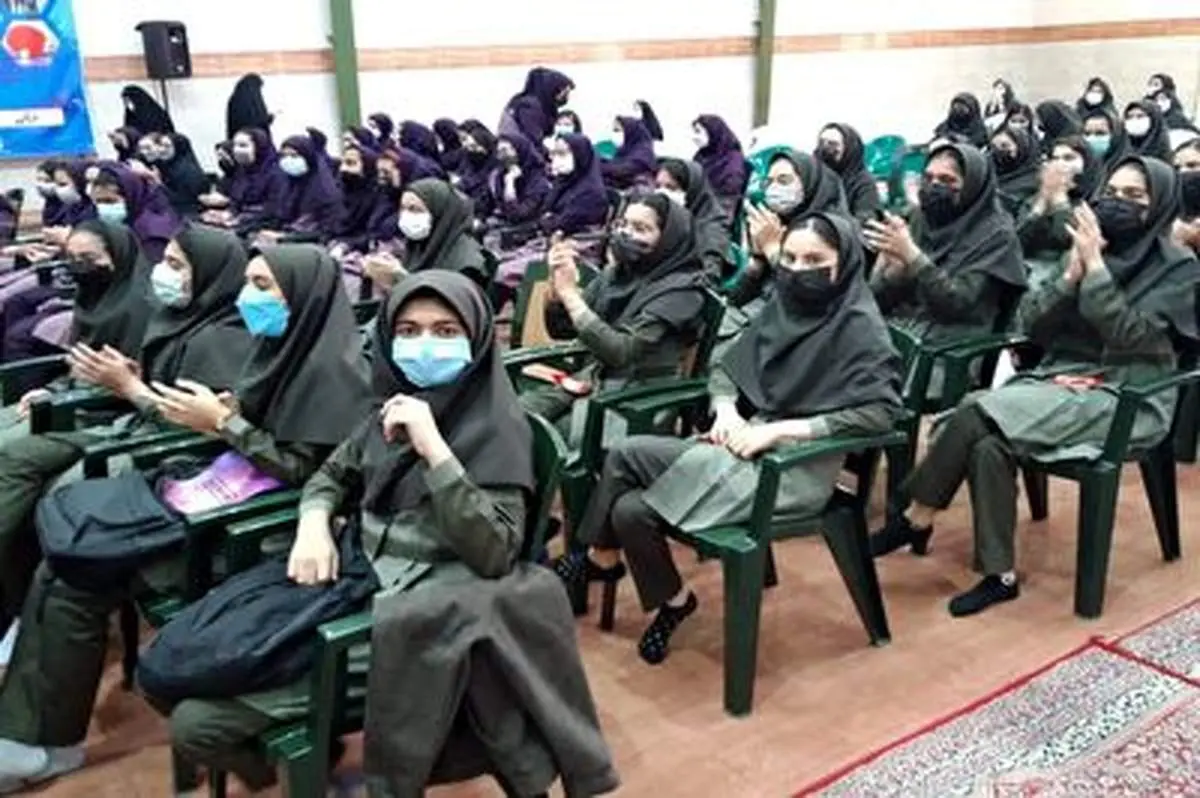 لحظه پرتاب نارنجک عطرزا توسط یکی از دانش آموزان دختر در پردیس+ فیلم