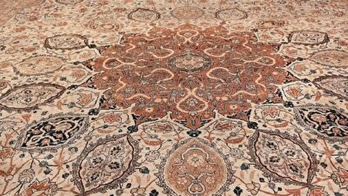 نمایش یک فرش نفیس ایرانی در معروف ترین گالری دنیا + فیلم