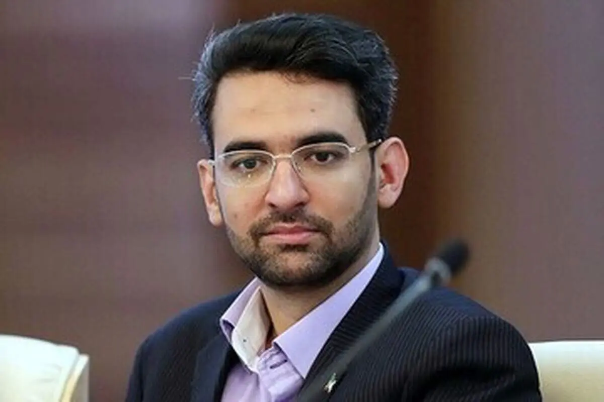 حضور آقای وزیر با لباس قرمز در استادیوم آزادی+ عکس