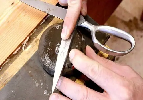 ۵ روش آسان برای تیز کردن قیچی در خانه

