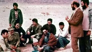 بازدید تاریخی آیت‌الله خامنه‌ای از بقایای سربازان آمریکا در طبس+ تصاویر