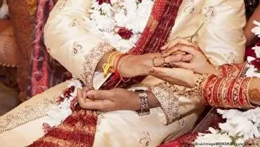 عروس و داماد هندوستانی در مقابل مهمانان از خجالت هم درآمدند+ فیلم