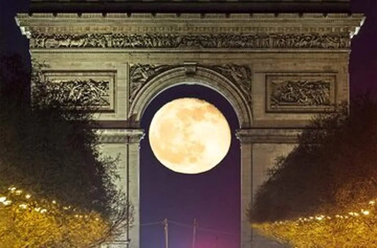 تصویری هیجان انگیز از شکار ماه کامل زیر طاق پیروزی پاریس+ عکس