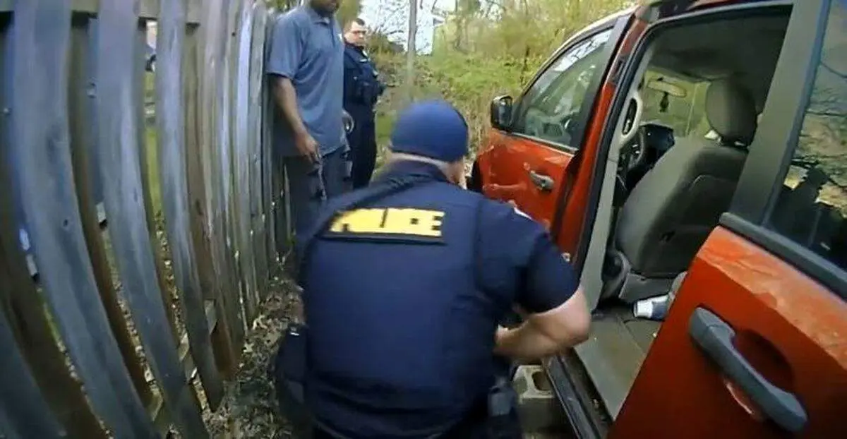 لحظه شگفت انگیز نجات یک مرد توسط تیم پلیس+ فیلم