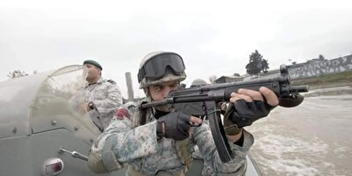 لحظه فرود تکاوران نیروی دریایی ارتش بر فراز نفتکش متخلف آمریکایی+ فیلم