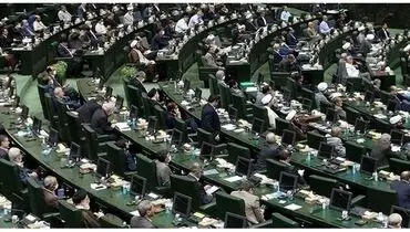نماینده ای که با لباس ایران‌خودرو به مجلس رفت + عکس
