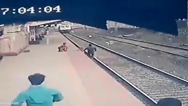 نجات لحظه آخری کودک سقوط کرده از مقابل قطار +فیلم
