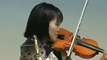 ویولن نوازی زیبای دختر چینی با یک دست!+ فیلم