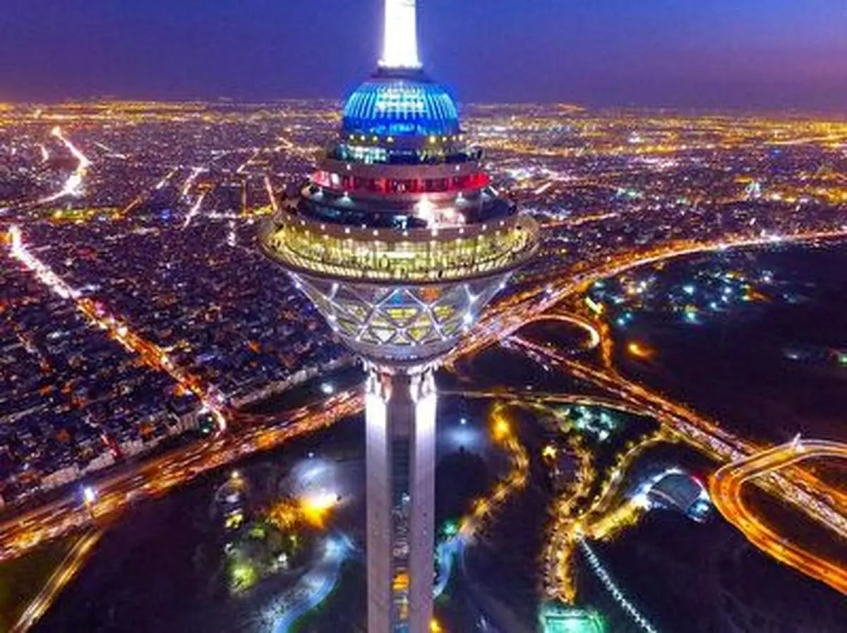 لحظه شوکه کننده برخورد صاعقه به برج میلاد تهران+ فیلم