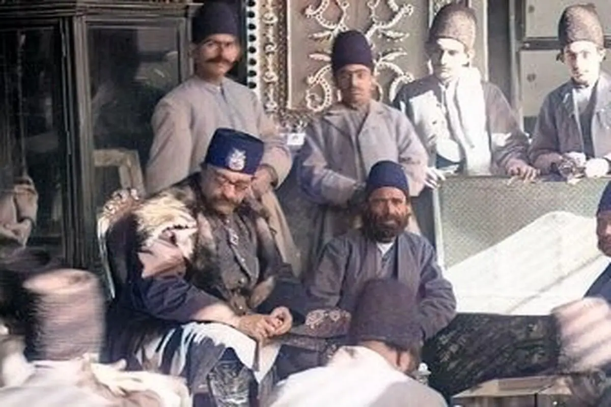ناصرالدین‌شاه، کنار جواهرات ملی و کیسه‌های پول