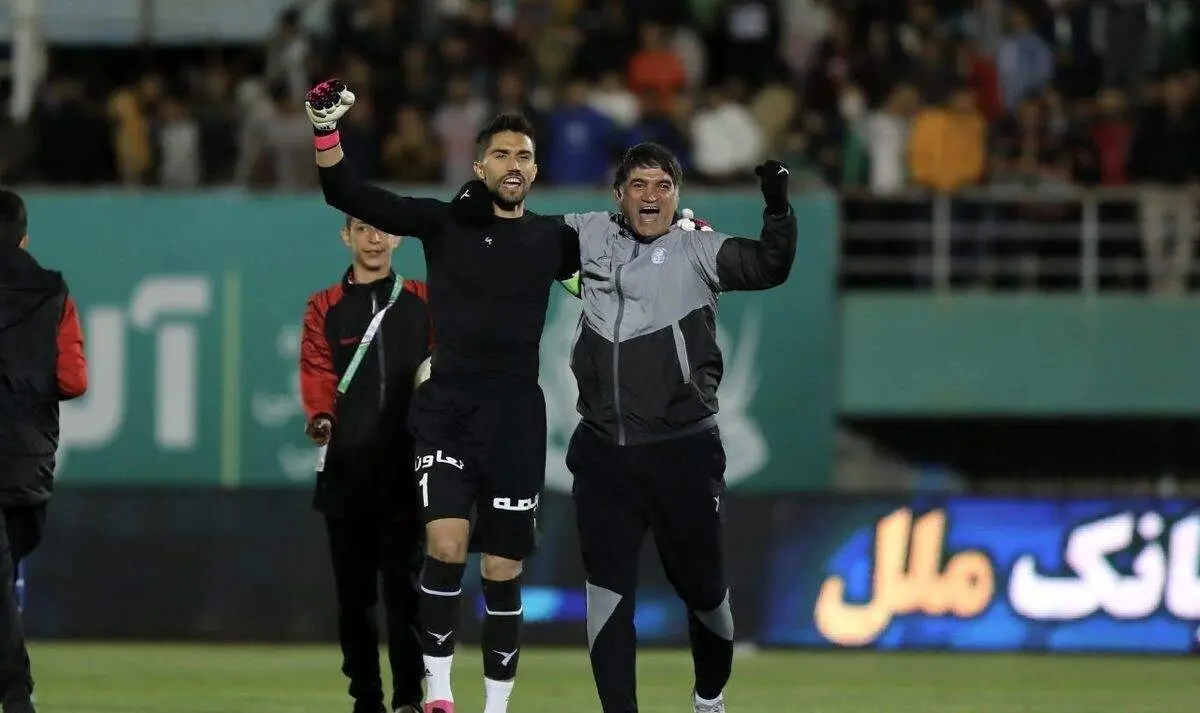 حمله هواداران استقلال به کاپیتان ضعیف!