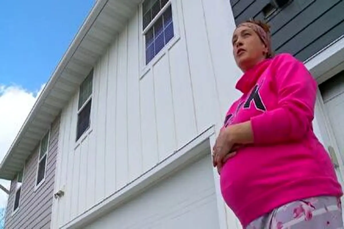 نجات لحظه آخری پسر ۲ ساله آویزان از پنجره توسط زن باردار+ فیلم