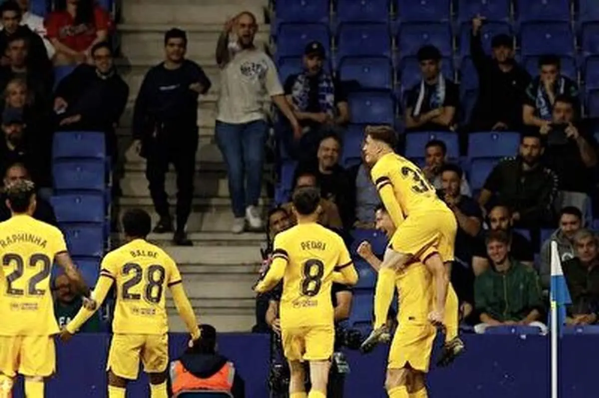 حمله تماشاگران اسپانیول به بازیکنان بارسا/ جشن قهرمانی به هم ریخت+ فیلم