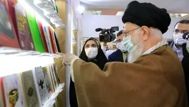 رفتار پدرانه رهبر انقلاب با یک دختر جوان در نمایشگاه کتاب+ عکس