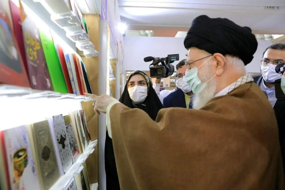 رفتار پدرانه رهبر انقلاب با یک دختر جوان در نمایشگاه کتاب+ عکس