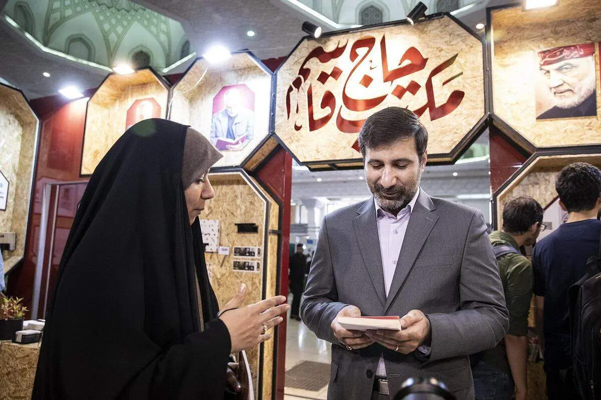 دکتر طحاننظیف «خاتون و قوماندان» خرید و به گلایه مردم از گرانی کتاب گوش داد