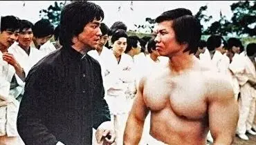 مبارزه بروس لی با بولو یانگ؛ نبردی که قدرت واقعی بروس را به رخ حریف کشید!+ فیلم