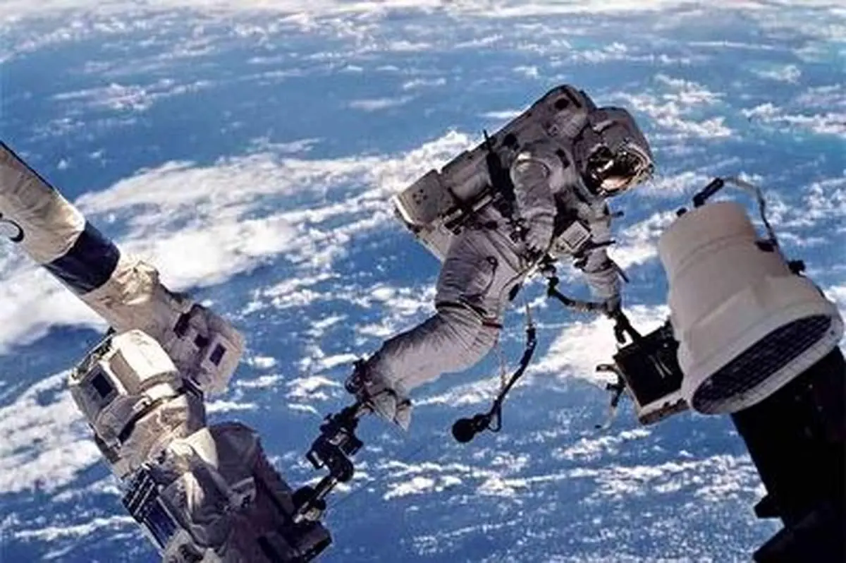 لحظه شگفت انگیز پیاده‌روی فضایی دو فضانورد روس+ فیلم