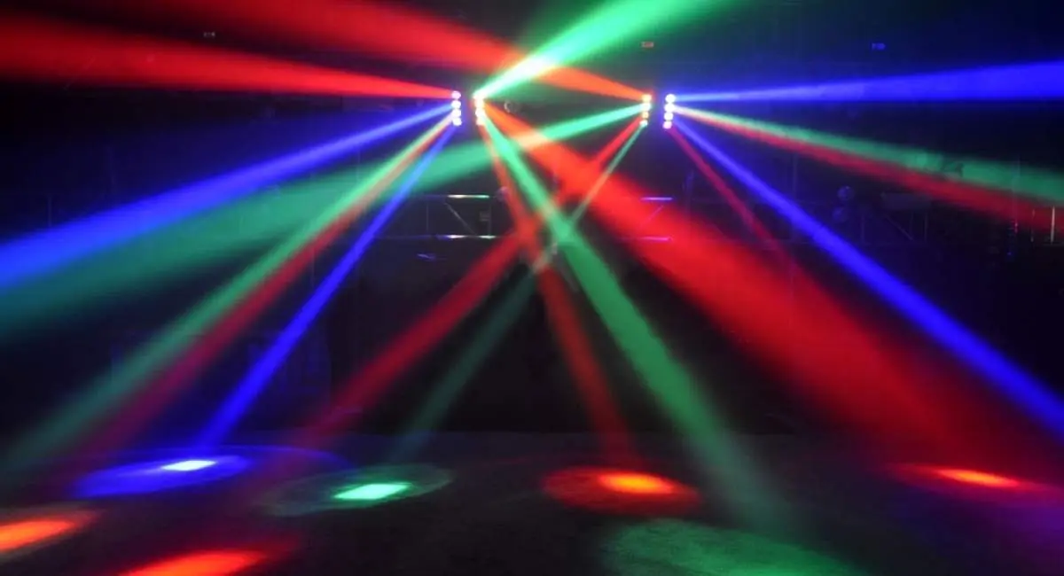 حمله پلیس به استخرپارتی دختران و پسران «مست» در رودهن