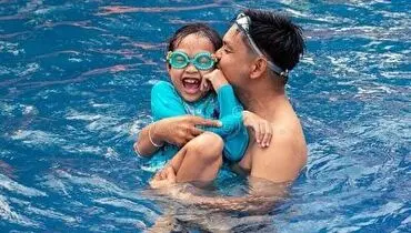 شوخی شوکه کننده پدر چینی با دخترش روی استخر!+ فیلم