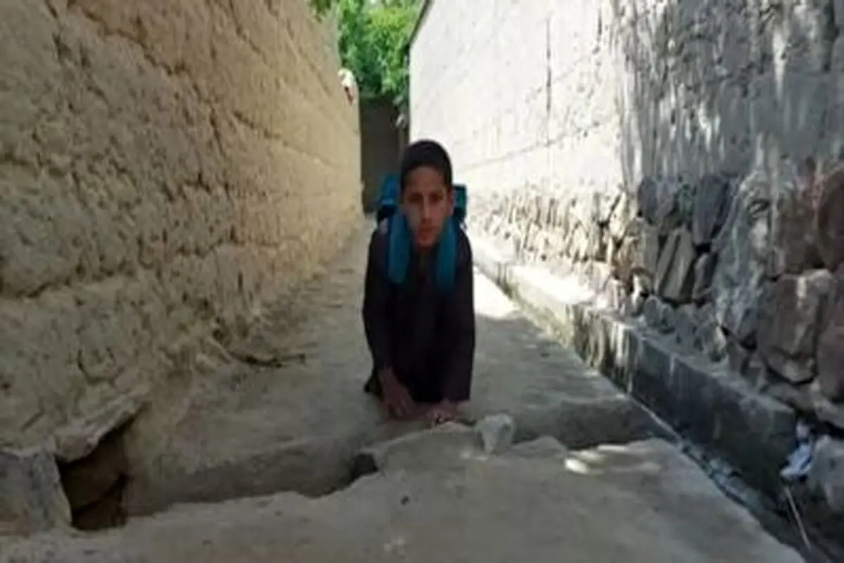  پشتکار تحسین برانگیز کودک افغانستانی برای تحصیل با وجود نداشتن پا!+ فیلم