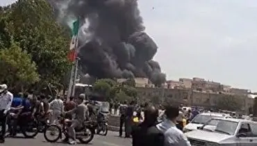  آتش سوزی خوفناک در چهار راه مولوی تهران+ فیلم