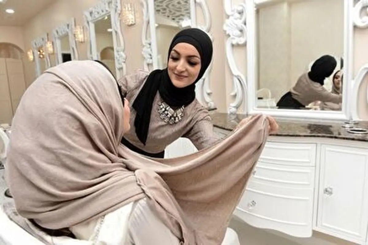 افتتاح اولین سالن آرایش زنان در عربستان با آرایشگران مرد+ فیلم