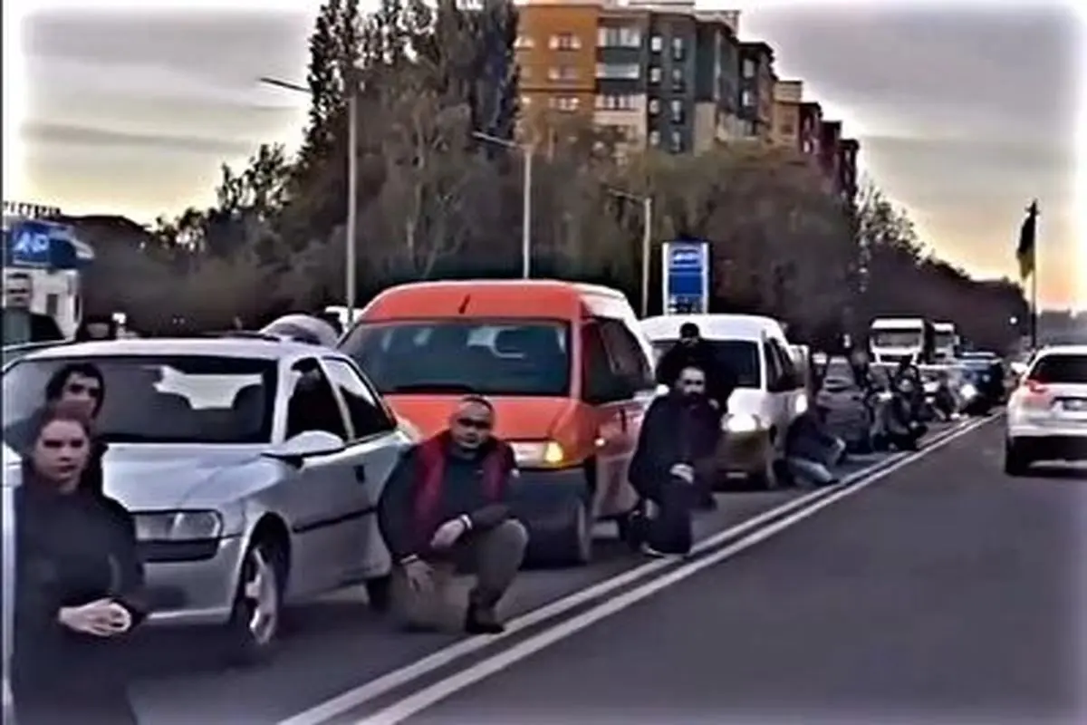 ‏ادای احترام مردم اوکراین به ماشین های حمل سربازان کشته شده+ فیلم