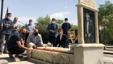 یحیی گل‌محمدی با جام قهرمانی بر سر مزار انصاریان و میناوند+ تصاویر