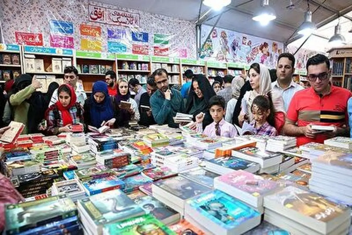 کار فرهنگی جالب در نمایشگاه کتاب!+ فیلم