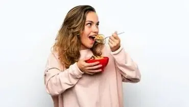 بلایی که ایستاده غذا خوردن سر بدنتان می آورد