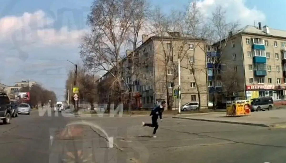 لحظه فرار وحشتناک بیمار از داخل آمبولانس!+ فیلم