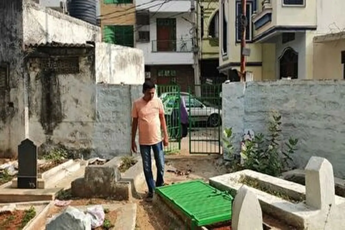 اقدام عجیب در حفاظ کشی روی قبر یک زن در هندوستان!+ فیلم