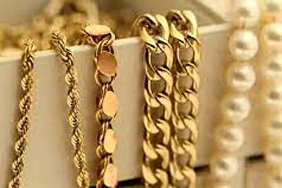 لحظه سرقت چند مشت طلا توسط دختر جوان مقابل دوربین!+ فیلم