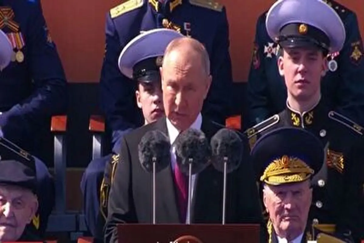 پایان شایعات با حضور پوتین در مراسم روز پیروزی + فیلم