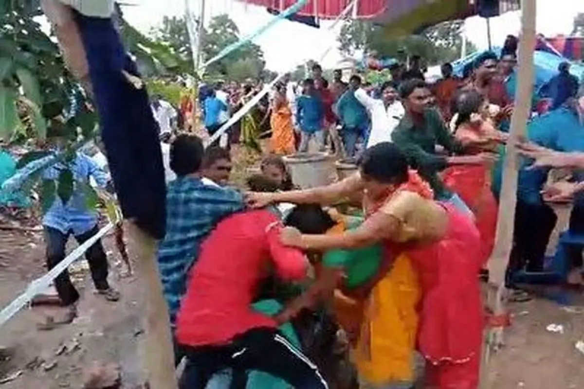 درگیری خونین در یک جشن عروسی در هند پس از تمام شدن نان پذیرایی!+ فیلم (۱۶+)