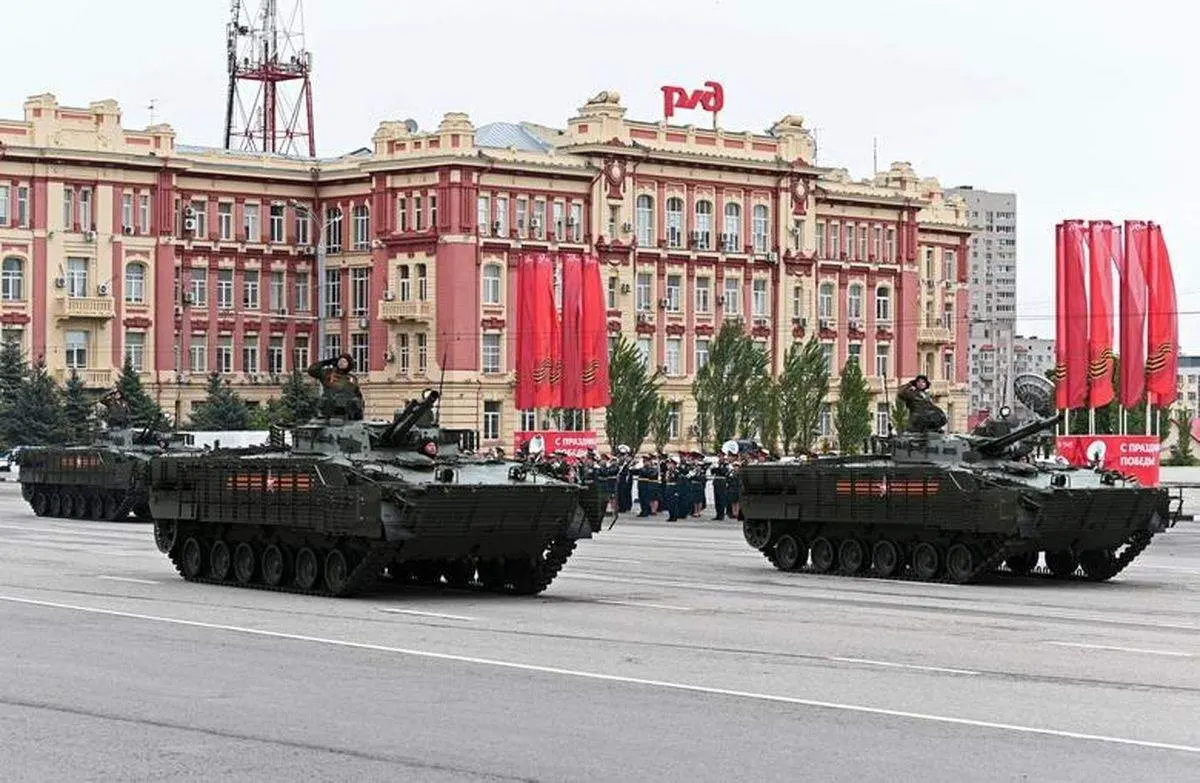 تصویر خبرساز از رژه نظامی روسیه یکسال پس از جنگ اوکراین + عکس