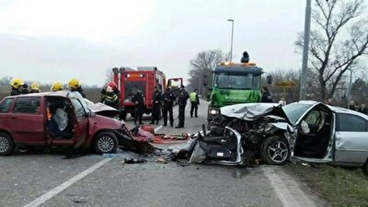 تصادف دلخراش یک خودرو با چند جوان در کنار خیابان+ فیلم