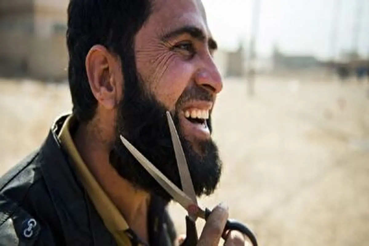 مجازات سخت آرایشگر افغانی توسط طالبان به جرم اصلاح صورت مردم!+ فیلم