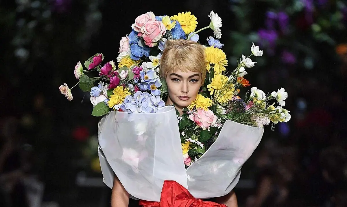 گل پوشیدن مدل ها در نمایش مد!+ عکس