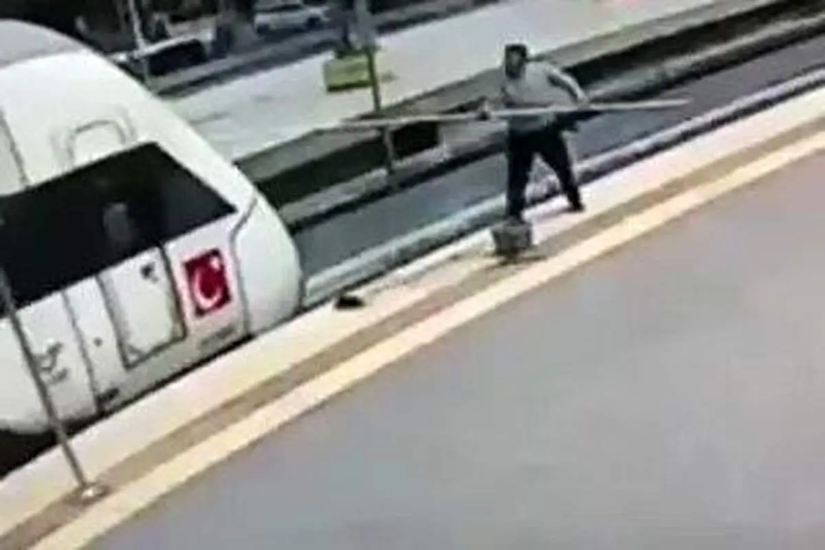لحظه وحشتناک مرگ یک مرد بر اثر برق گرفتگی+ فیلم