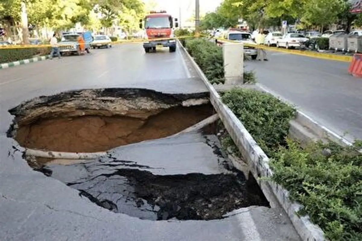 ریزش ترسناک خیابانی در اصفهان+ فیلم